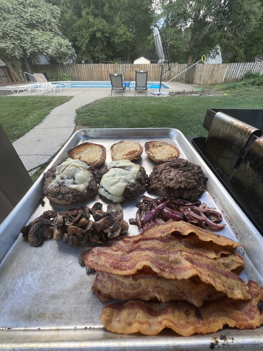 backyardgriddle's tweet photo. Easy dinner on the Blackstone... 85/15 beef, bacon, home smoked white cheddar, red onions, mushrooms, toasted buns.. #blackstonegriddle @backyardsmoking https://t.co/a71jhig7ku