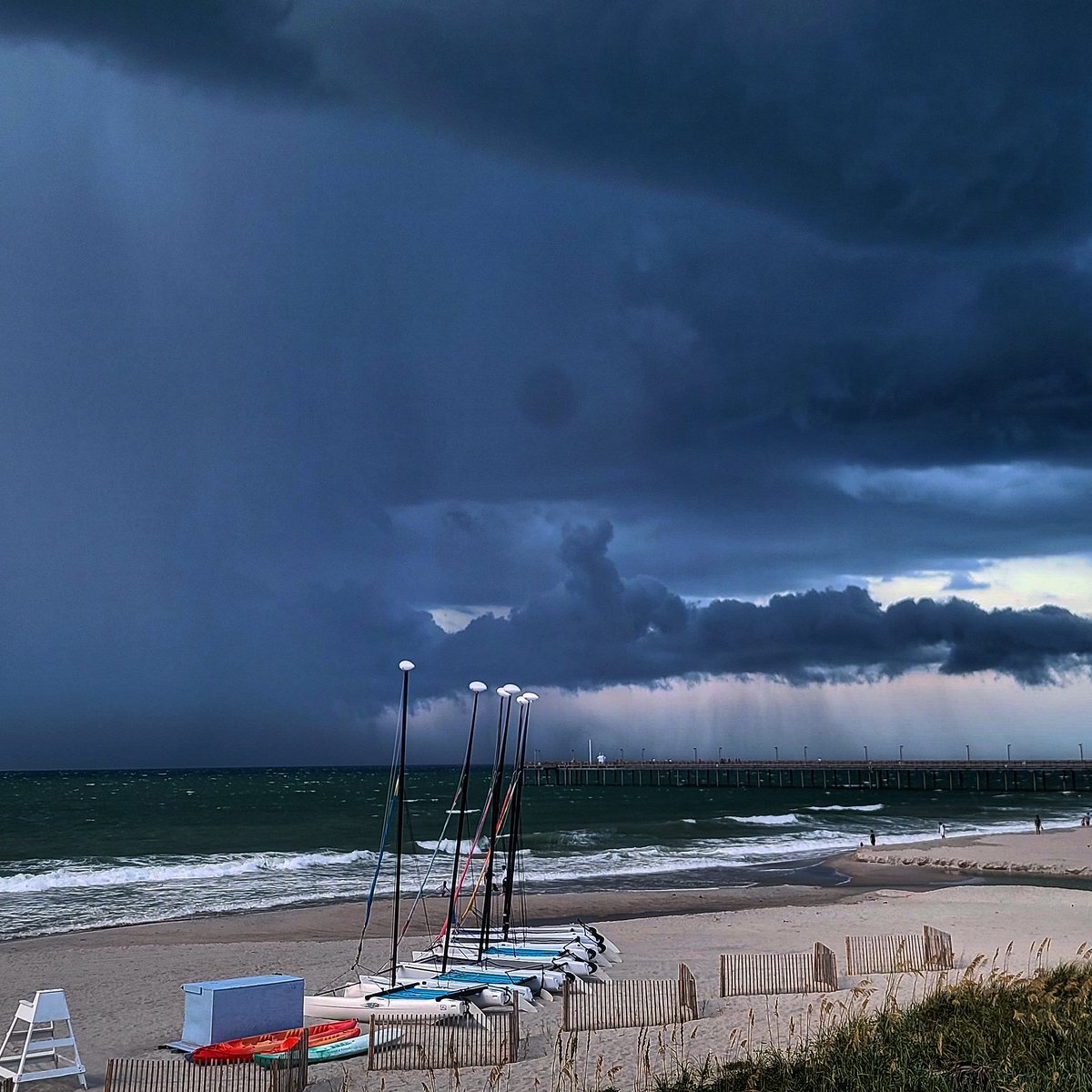 Storm moving into Myrtle Beach South Carolina this evening around 8 pm. #scwx #606stormchasers @AndrewWMBF @brobwx @cameronwymt @cjwxguy56 @ChrisHallWx @jloganwxguy @Kentuckyweather @SpencerWeather @thekyniche @wxchanneldesk