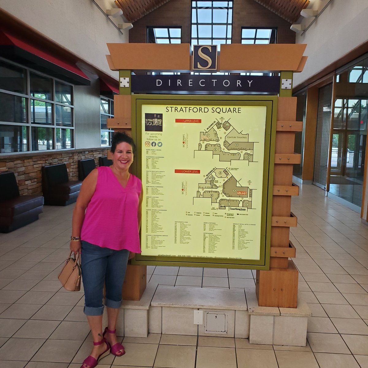 bleedingbinary_'s tweet image. Me n my mom at abandoned mall 4 no reason