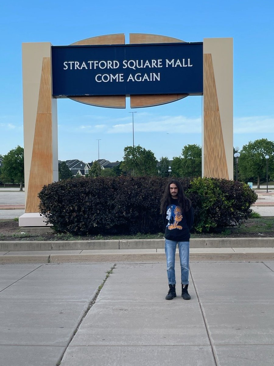 bleedingbinary_'s tweet image. Me n my mom at abandoned mall 4 no reason