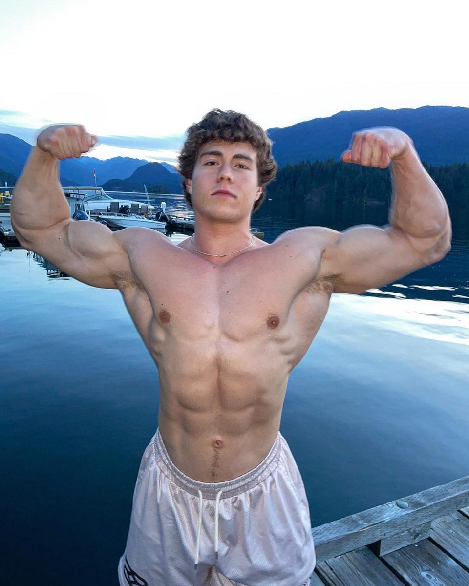 matthewmuscle_'s tweet photo. night stroll https://t.co/9LB0nfTAss