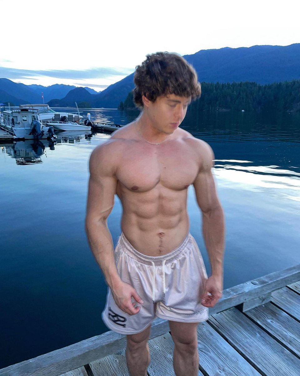 matthewmuscle_'s tweet photo. night stroll https://t.co/9LB0nfTAss