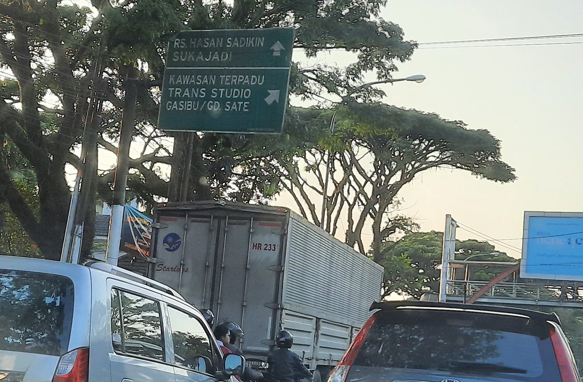 arman_wu's tweet photo. Yth @dishubkotabdg jalan Pasteur ke arah Pasupati sering macet karena ada mobil besar yang parkir. Pagi ini ada truk yang parkir sehingga macet parah dari ujung jalan Pasteur. Satu mobil dampaknya besar. Apakah bisa ditertibkan? :) Cc @PemkotBandung dan Pak @ridwankamil https://t.co/1RMzz8bCeB