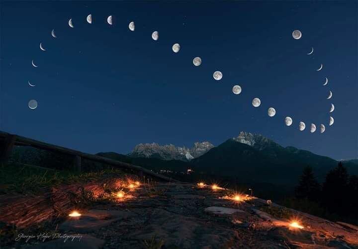 The moon photographed over 28 days at the same place and at the same time.