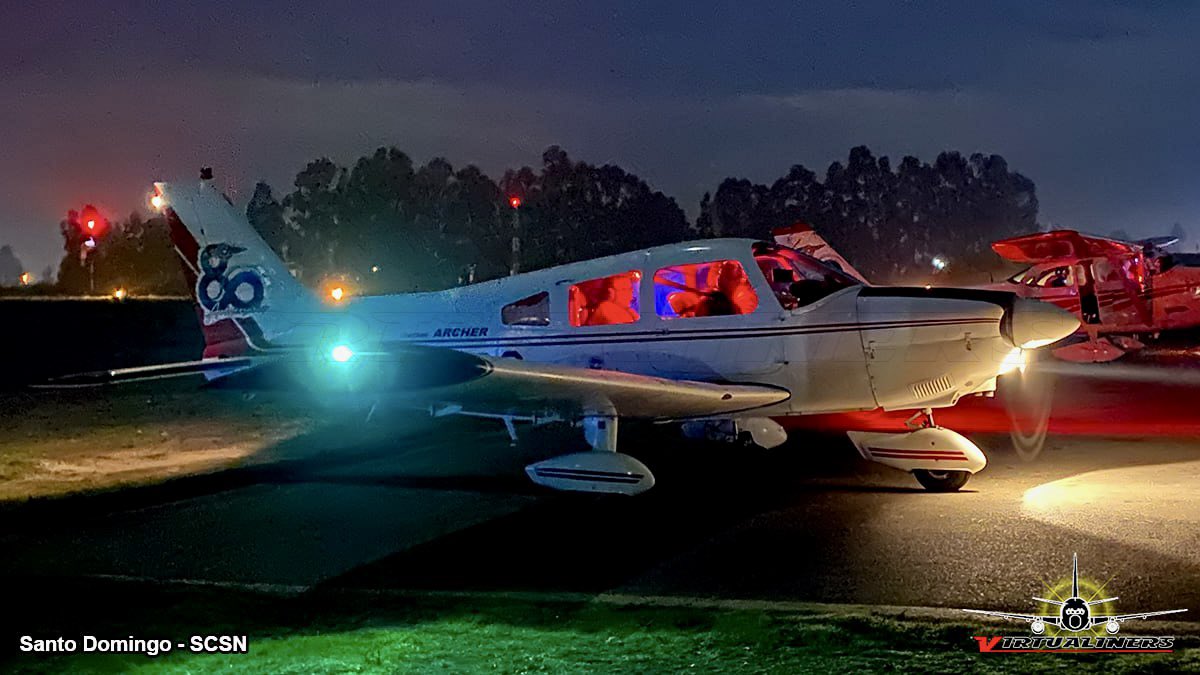 Virtualiners's tweet photo. Mi querido Archerito #Piper PA-28 180, junto con los #Cessnas 150M y 172F del Club Aéreo de San Antonio, durante la jornada de #Vuelos #VFR #Nocturnos en el Aeródromo de Santo Domingo #SCSN.
#NightPhotography #avgeek #pilotlife #generalaviation #smallprop #sanantonio https://t.co/TvJa94iP5K