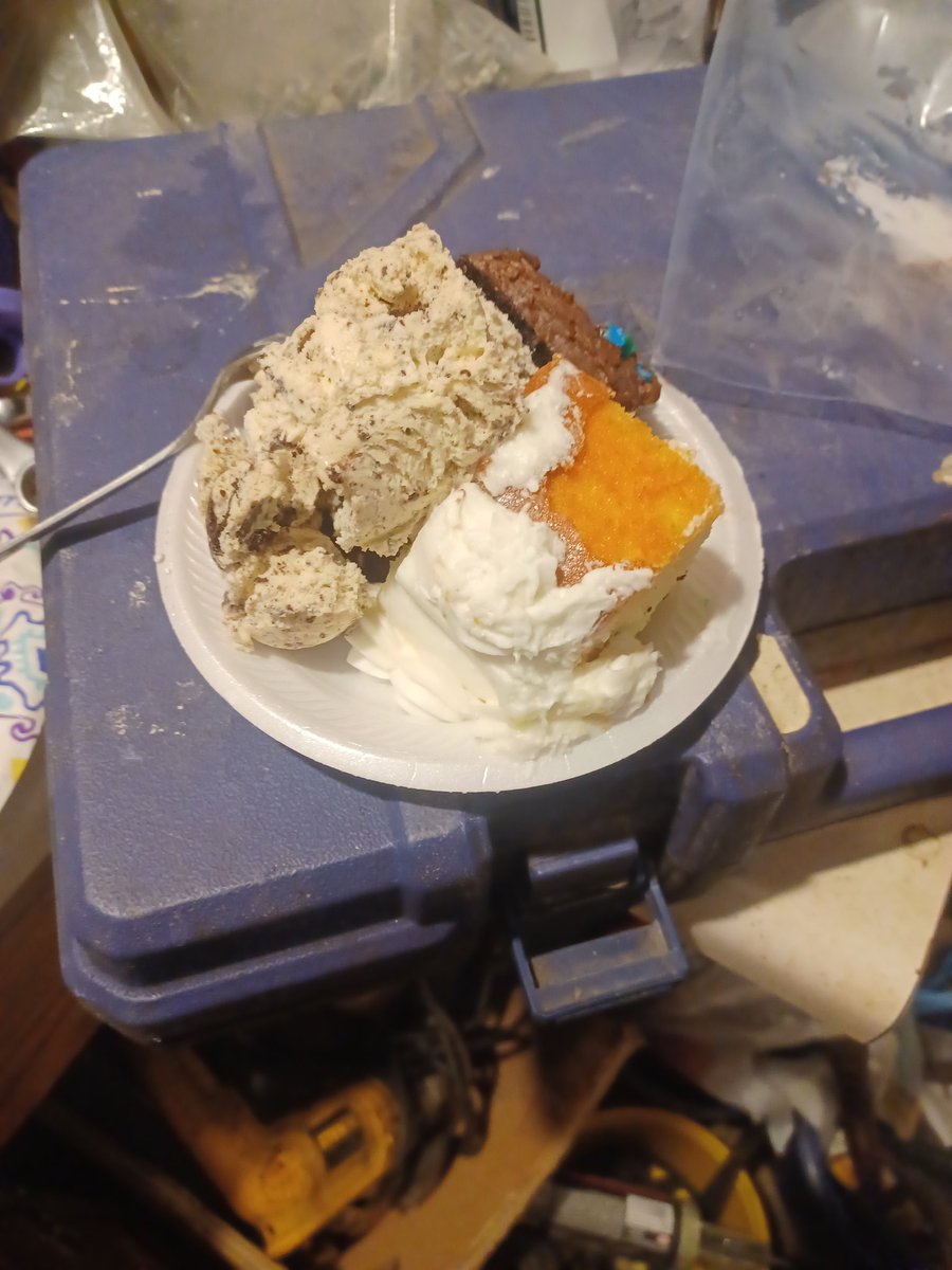 newdaydairy's tweet photo. Day 30: Forgot to get a picture of earlier mint-chocolate, so trying again. Cake and ice cream.
#31daysoficecream #DairymanDan https://t.co/rt3BeydeW2