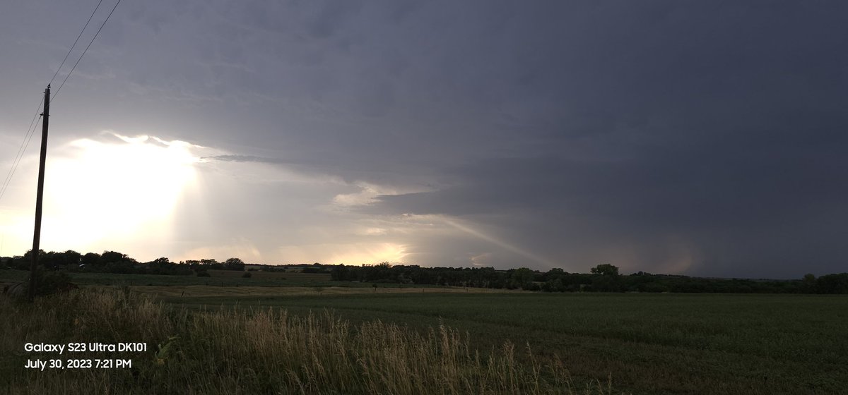 WengerJeffrey's tweet photo. In Riley County NW of Green Ks looking at Warned storm to NW. #kswx #RileyCounty #DK101 @NWSTopeka @CamVenableKAKE https://t.co/HZm0GBU2Gg