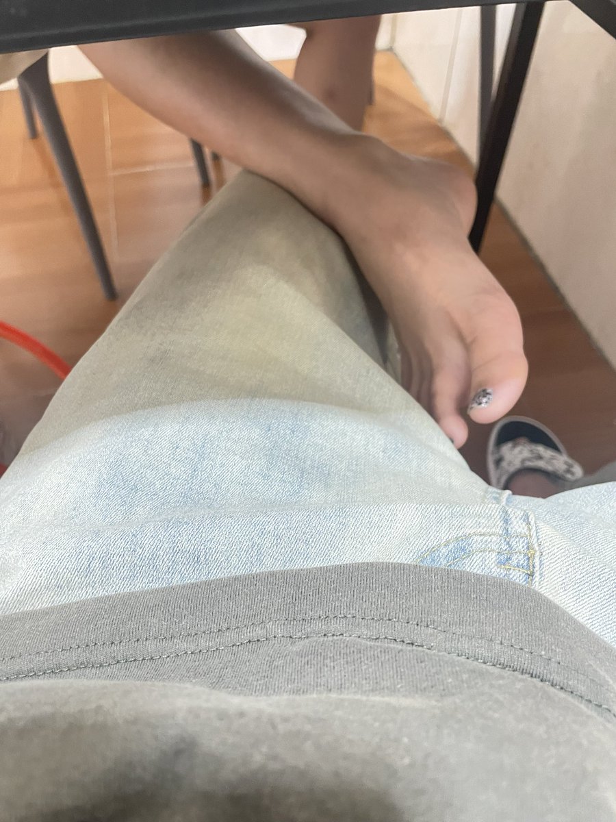 昨日吃饭偷拍，看到没人拿脚勾引我必定是一场爆操，可惜爆操视频没有录下来