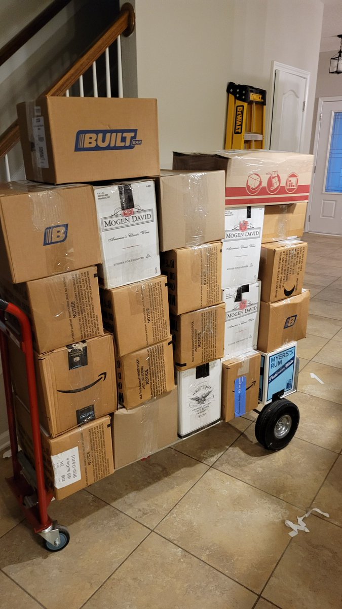 Joeyrwheeler72's tweet photo. Got 850 orders prepped and boxed. 1100 total units. Almost 800 pounds. 125 left to pack tonight. Might leave clean up for tomorrow, LOL. #weekendwarrior #juggeRnAunt https://t.co/iqicN4wXgM