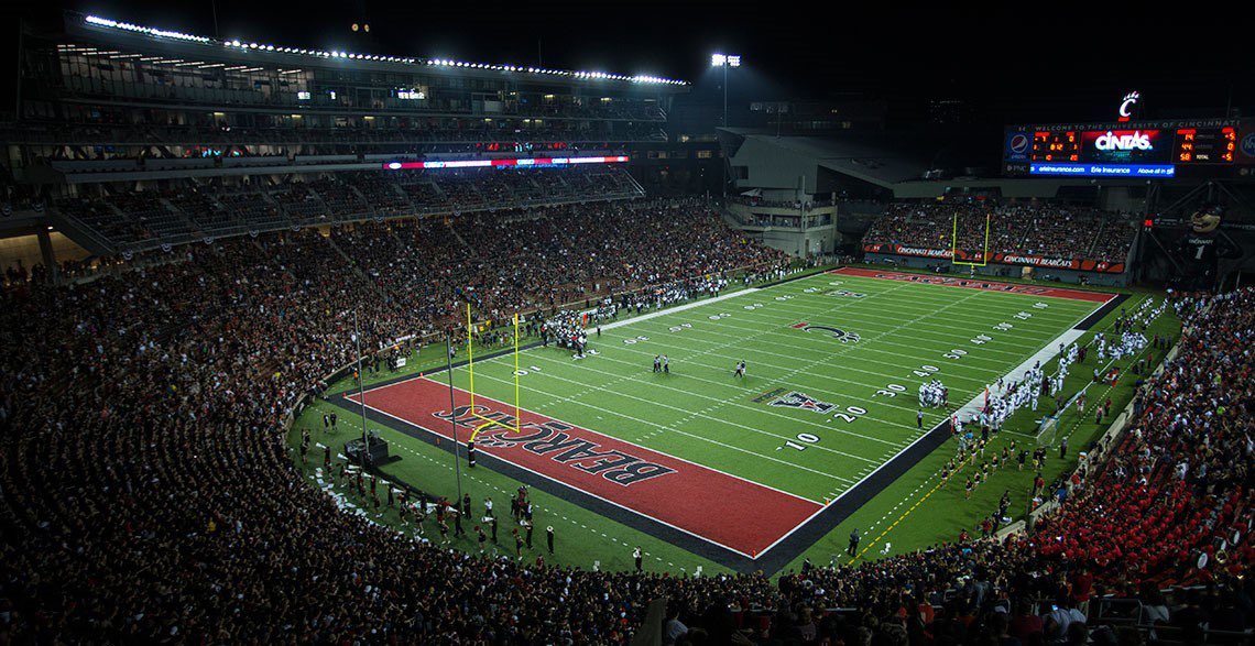 MariyonDye's tweet photo. #AGTG Blessed and grateful to receive an offer from The University of Cincinnati!!
@TheGuruStew @ChadSimmons_
@SWiltfong247 @IndianaPreps
@AllenTrieu @ElkhartLionsFB
@CoachCurry213 @Erlacher67 https://t.co/a8QCr5IscR