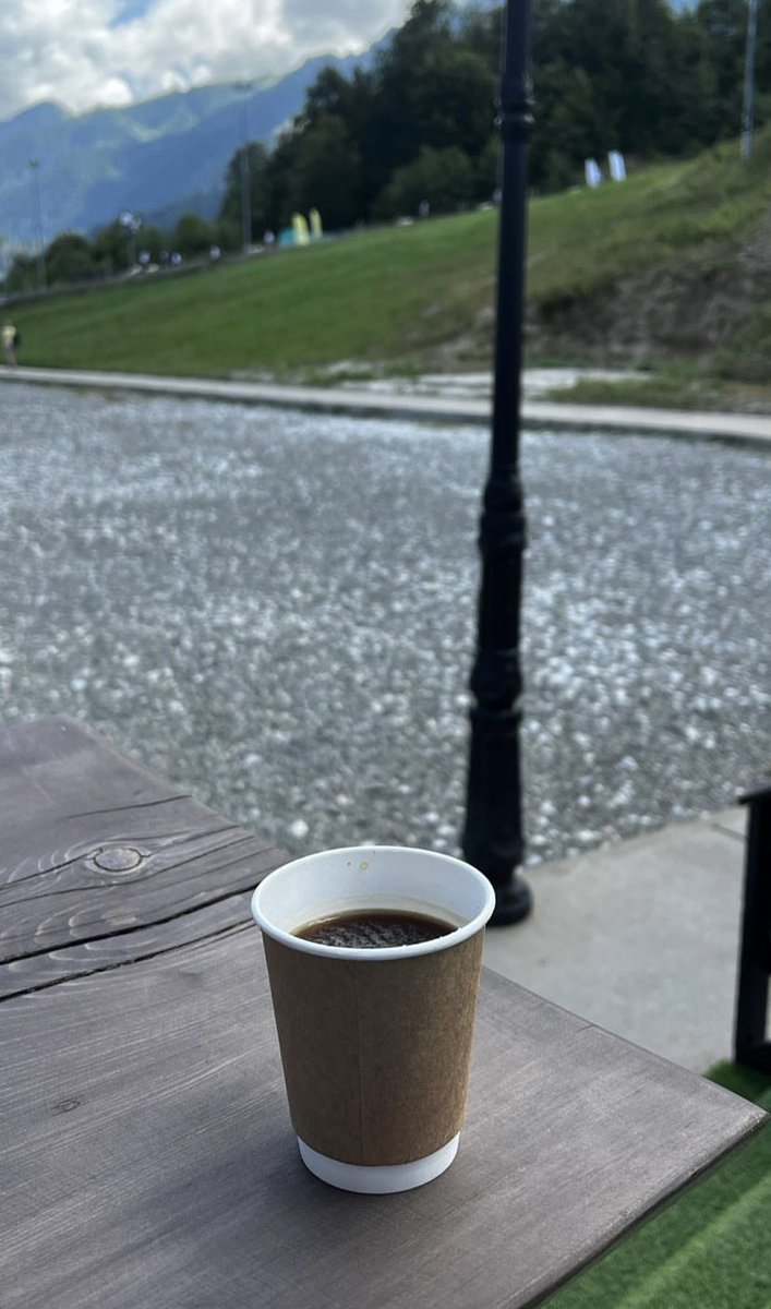 #سبب_الحب

ينبيك عن رمس الحيا درب الاضعان
ويخبرك عن طيب المعزب  حجاجه