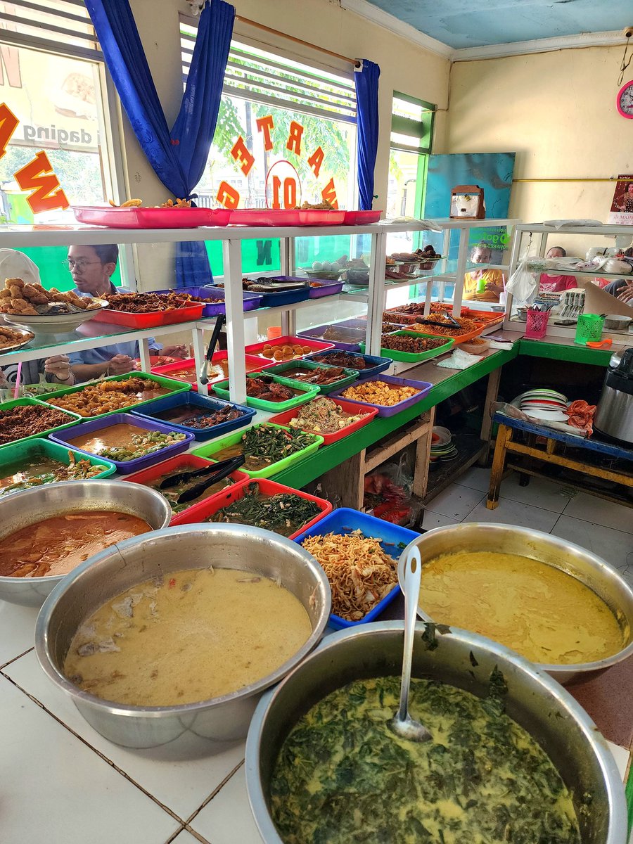 rgoestama's tweet photo. Lagi di daerah Galaxy Bekasi, iseng jam mkn siang search "warteg" di gmaps nemu lokasi ini.

Kesan pertama, lokasi cukup nyempil di dalem komplek, tp kok sampe ada parkir khusus di lapangan, berarti bukan sembarang warung ini.

Pas nyoba, menu relatif lengkap dan bumbu masakan sedep berasa. Nilai plus lain yg saya suka utk ukuran warteg ini bersih bgt cuy.

Soal harga, saya pesen nasi + acar + ati ampela + teri kacang + tahu goreng + air putih kena Rp.22rb. Masih so so lah, dgn menu lengkap dan lokasi yg nyaman. Walau lokasi jauh di dalem komplek tp pas jam mkn lumayan banyak karyawan dan pegawai yg bela2in kesini utk maksi yg artinya emang ud cukup well known warung ini. Good lah.