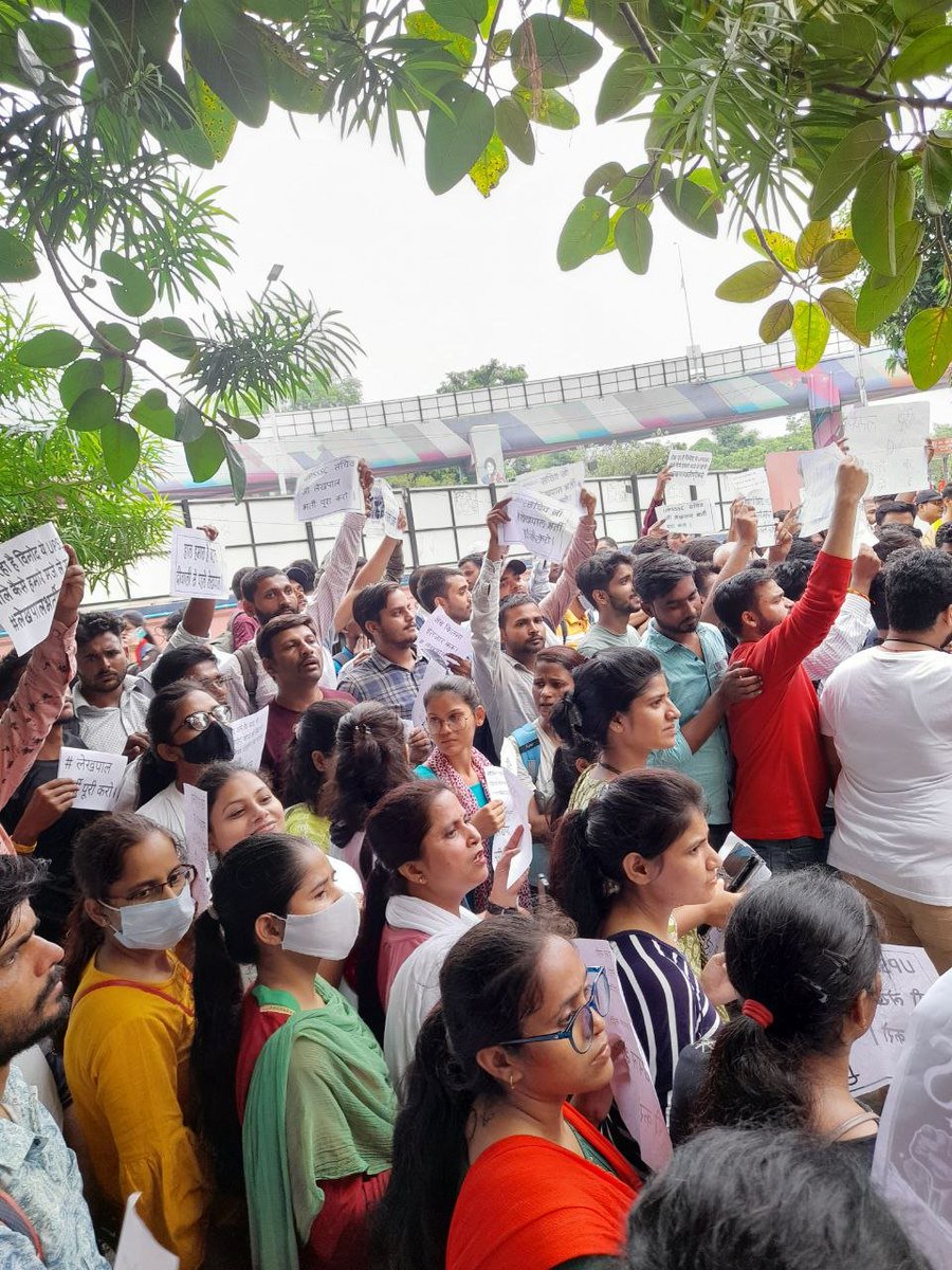 ashishtiwari04's tweet photo. आज लेखपाल मुख्य परीक्षा को एक साल हो गया,2021 में PET से pre,2022 जुलाई में मुख्य परीक्षा,2023 मई में जाके DV रिजल्ट आया,अब 3 महीने बाद भी DV डेट नहीं।पता नहीं कब DV होगा और कब final रिजल्ट और जॉइनिंग। ये रफ्तार है UP में भर्ती की @TheLallantop @UPTakOfficial @iSamarthS @ABP https://t.co/icFr0w0mAb
