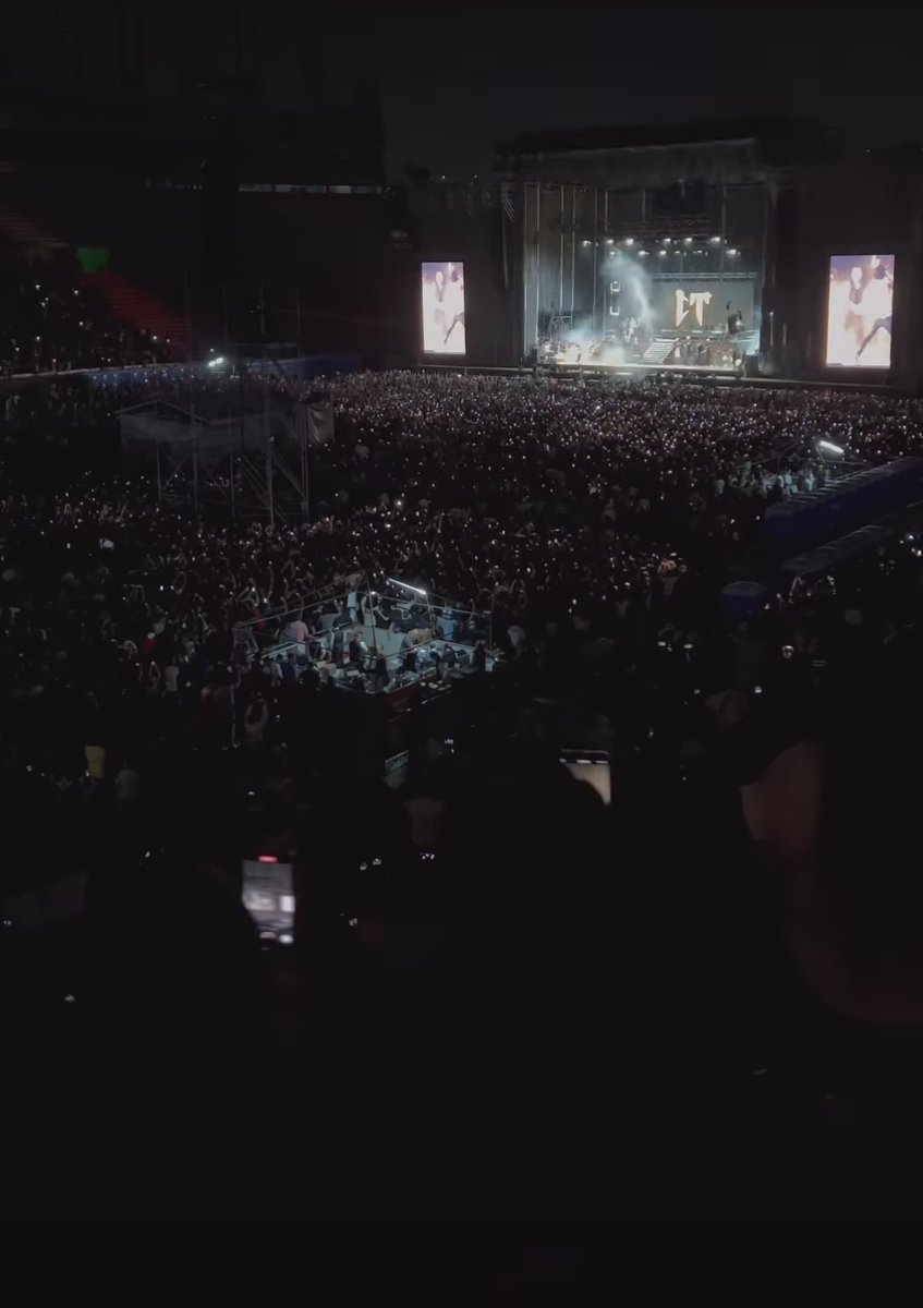 NatanaelCharts's tweet photo. Así se veía el concierto "una noche solamente" desde las alturas. 🏟️🦥 https://t.co/Mahsh542bS
