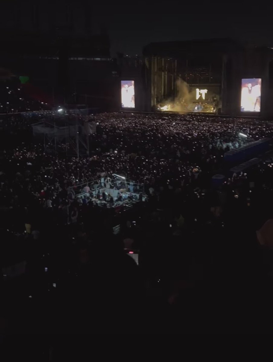 NatanaelCharts's tweet photo. Así se veía el concierto "una noche solamente" desde las alturas. 🏟️🦥 https://t.co/Mahsh542bS
