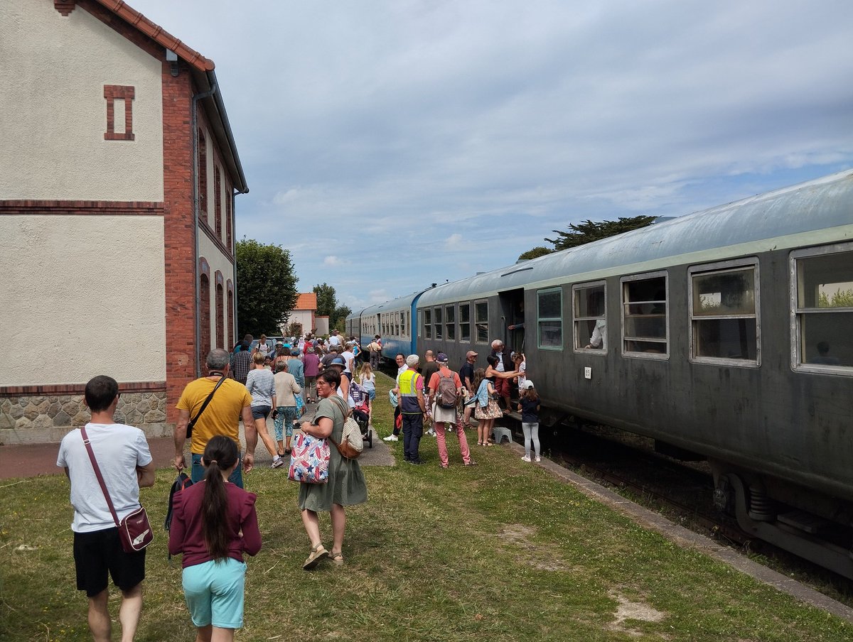 Juillet se termine et le train a transporté 2981 voyageurs soit 21,5% de fréquentation supplémentaire. Continuons à développer cette activité qui donne le sourire aux vacanciers et locaux.
@MairieBaC
@CotentinUnique
#portbail
#carteret
#train
#traintouristique