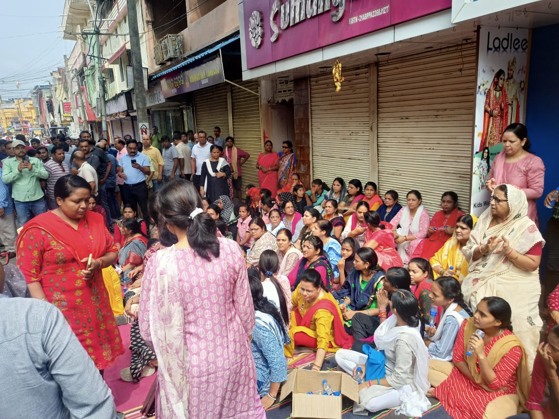 PPMS1935's tweet photo. People from the Marwari community from Bargarh town of Odhisha are in deep trouble. @PMOIndia @CMO_Odisha @Naveen_Odisha @narendramodi are requested to take cognizance of the same. We are law obedient society and contribute much in GDP of the every state as well as the country. https://t.co/y8U2l9eXsw