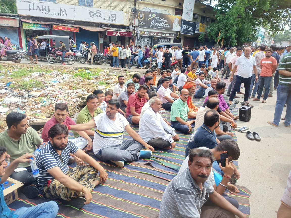 PPMS1935's tweet photo. People from the Marwari community from Bargarh town of Odhisha are in deep trouble. @PMOIndia @CMO_Odisha @Naveen_Odisha @narendramodi are requested to take cognizance of the same. We are law obedient society and contribute much in GDP of the every state as well as the country. https://t.co/y8U2l9eXsw