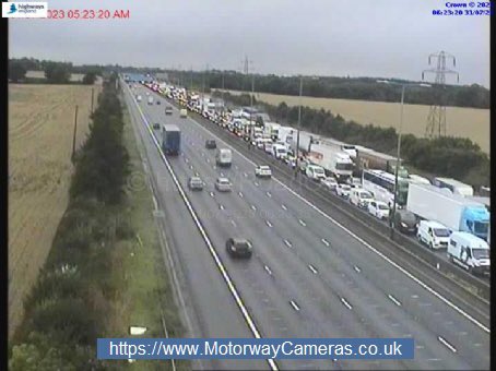 MotorwayCameras's tweet photo. #M1 Southbound is fully CLOSED between J8 (Hemel Hempstead) and J6A and Northbound fully CLOSED within J8 (@HeathrowAirport) due to an accident - We have no estimated re-opening time - Latest @ https://t.co/PygBW19c5u https://t.co/L6QcFcfG2t