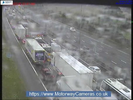 MotorwayCameras's tweet photo. #M1 Southbound is fully CLOSED between J8 (Hemel Hempstead) and J6A and Northbound fully CLOSED within J8 (@HeathrowAirport) due to an accident - We have no estimated re-opening time - Latest @ https://t.co/PygBW19c5u https://t.co/L6QcFcfG2t