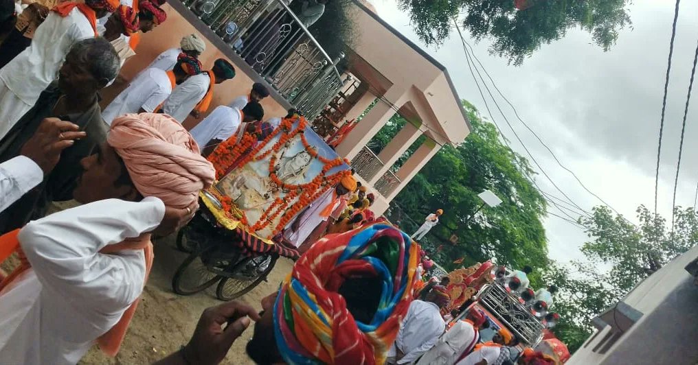 SSRathoreMLA's tweet photo. आज विधानसभा क्षेत्र कुंभलगढ़ में लिकी से बेवर महादेव आमेट तक पवित्र श्रावण मास में आयोजित कावड़ यात्रा में शामिल होने का परम सौभाग्य प्राप्त हुआ।
बाबा भोलेनाथ की कृपा सभी पर बनी रहे तथा चहुंओर सुख-समृद्धि का सवेरा हो। https://t.co/p4M4n7XFxi
