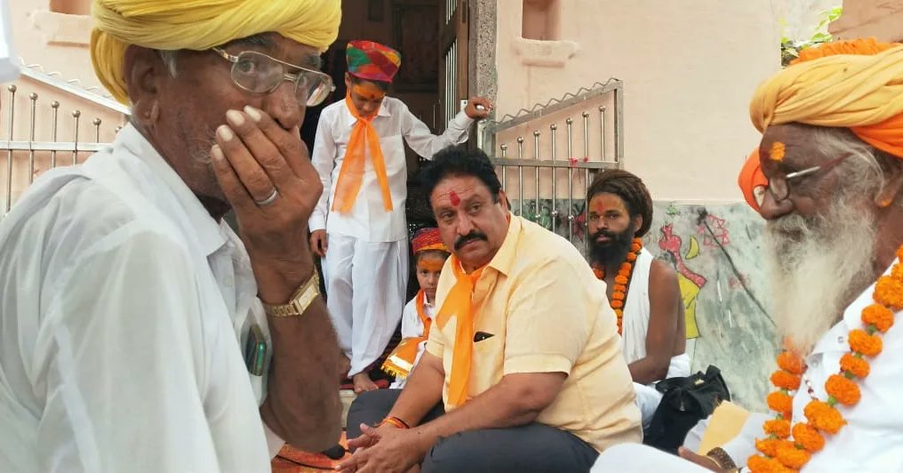 SSRathoreMLA's tweet photo. आज विधानसभा क्षेत्र कुंभलगढ़ में लिकी से बेवर महादेव आमेट तक पवित्र श्रावण मास में आयोजित कावड़ यात्रा में शामिल होने का परम सौभाग्य प्राप्त हुआ।
बाबा भोलेनाथ की कृपा सभी पर बनी रहे तथा चहुंओर सुख-समृद्धि का सवेरा हो। https://t.co/p4M4n7XFxi