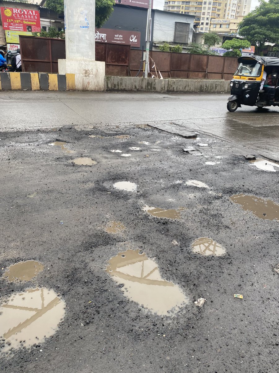 Potholes series 1: potholes on a Nehru Road Santacruz east @mybmc #potholes #mumbairain #BMC