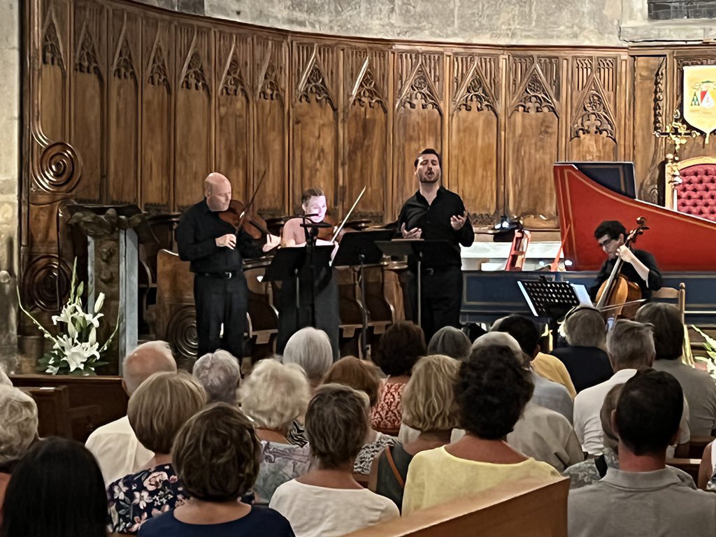 Un public nombreux venu écouter hier le magnifique concert de Gabriel Jublin à l'occasion des Estivales Baroques.

#frejus #villedefrejus #frejustourisme #tourismepaca #orguedefrejus