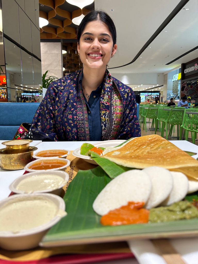 StarAshaBhat's tweet photo. It's breakfast time! 🌞
So, what'll it be? Fluffy idlis or crispy dosas? 
As for me, I am a team Idli! 😋

#Mondayvibes 
#foodlovers https://t.co/T1KZvPtj0a