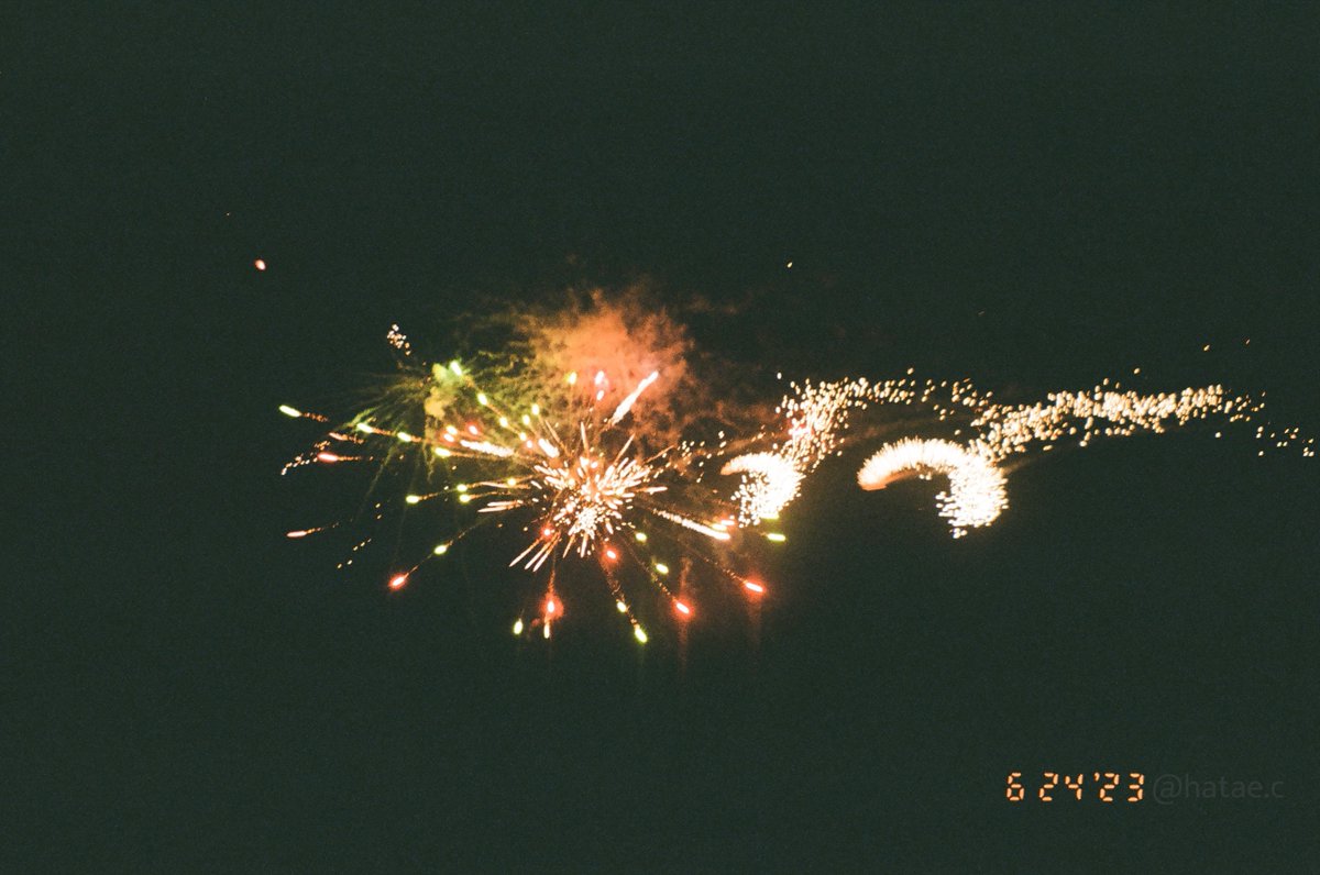 「친구가 필카로 찍은 불꽃놀이 사진이 넘 좋음 (좌하단에 당사자 인스타 계」|에스텔🌟のイラスト