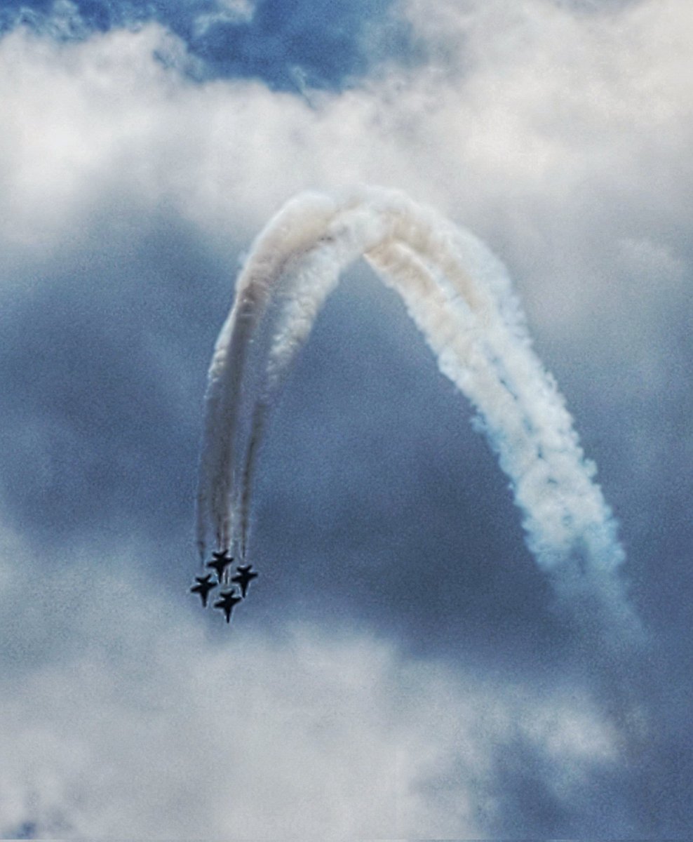 FloridaGateway's tweet photo. #BlueAngels
#PensacolaBeach
#PhotographyIsArt https://t.co/Gpk6GVzsYK