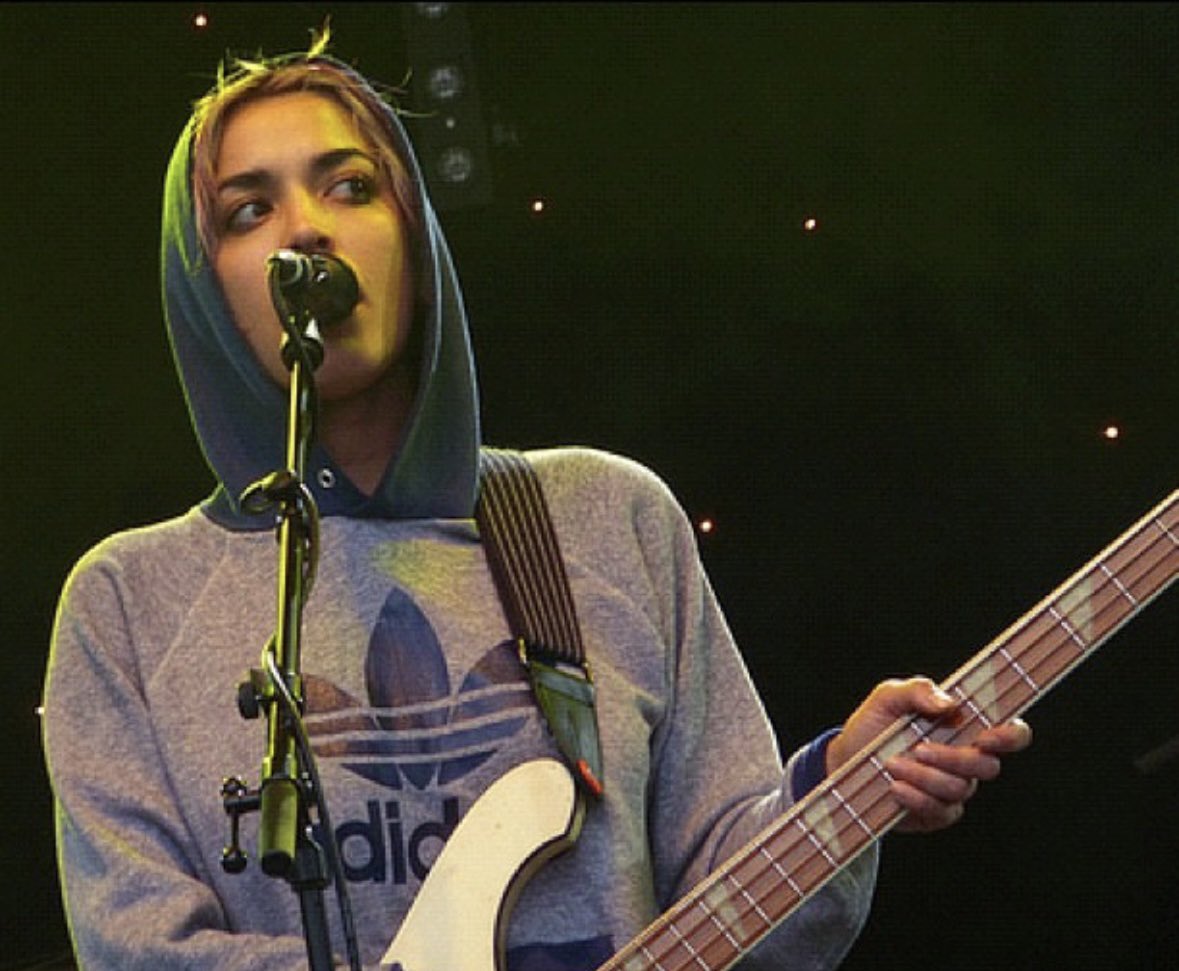 billykenchop's tweet photo. Happy birthday Jenny Lee @_Warpaint
#JennyLee #warpaint #bassist https://t.co/YrWoeWveYp