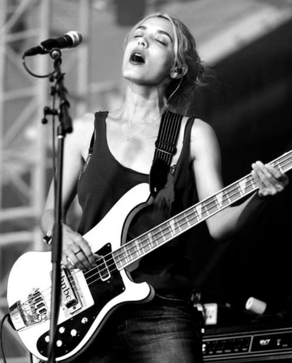 billykenchop's tweet photo. Happy birthday Jenny Lee @_Warpaint
#JennyLee #warpaint #bassist https://t.co/YrWoeWveYp