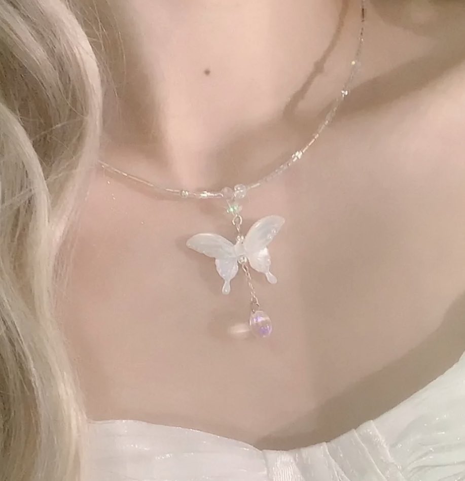 piinkibun's tweet image. butterfly necklace