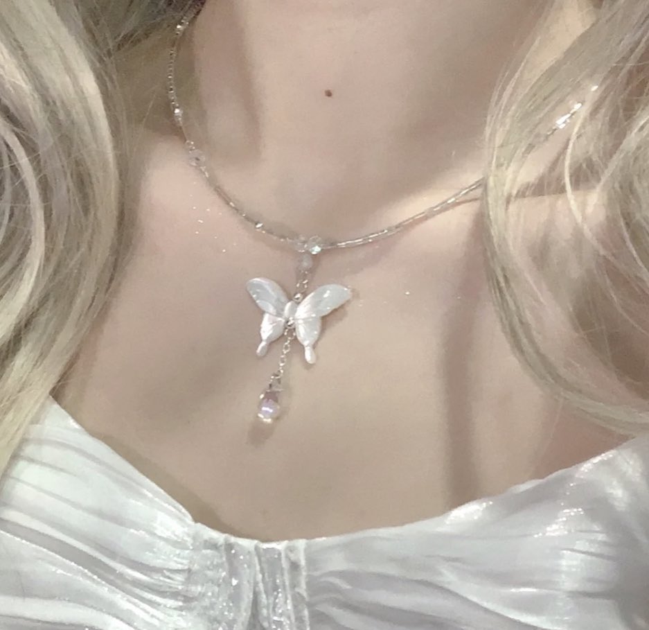 piinkibun's tweet image. butterfly necklace