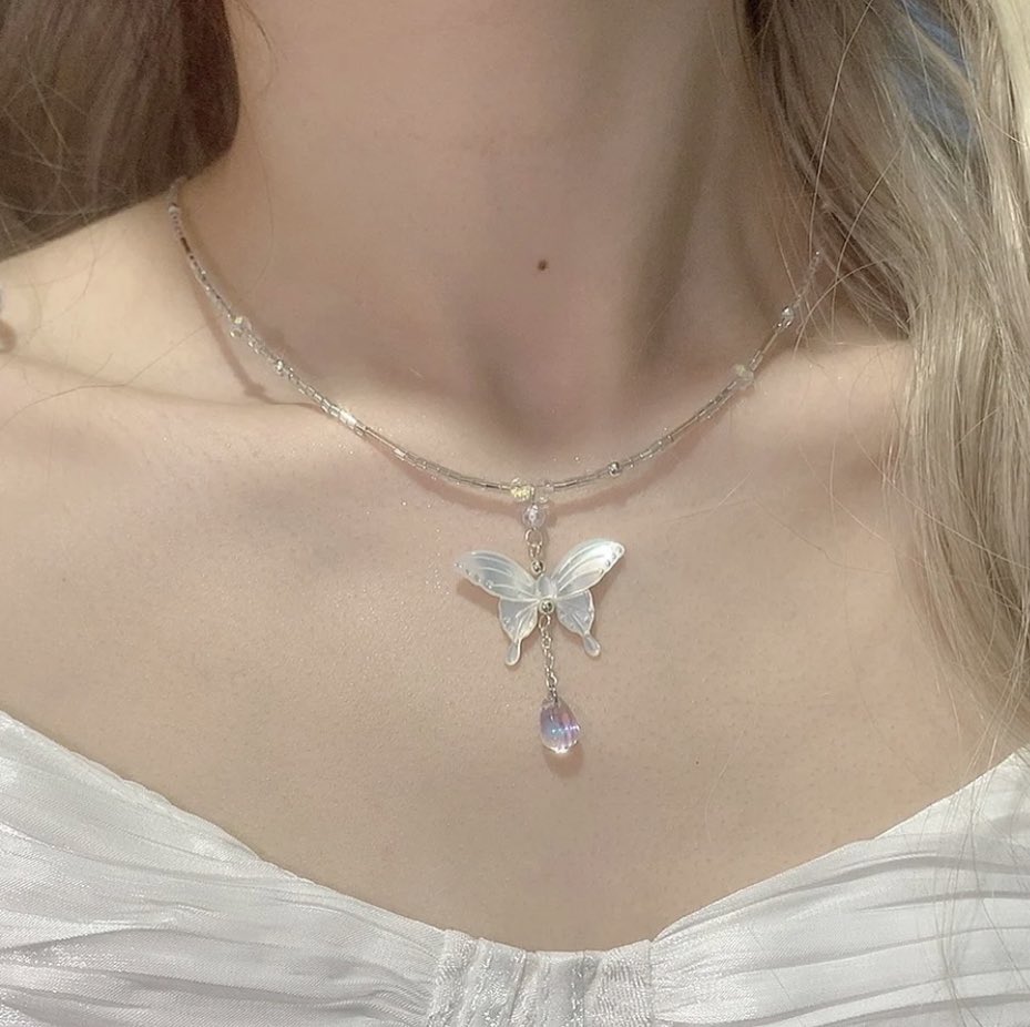 piinkibun's tweet image. butterfly necklace