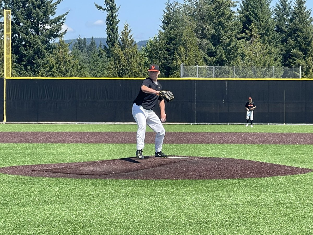 RyanMiller17's tweet photo. Capped off the summer season with a tournament championship.  Good pitching and defense all weekend.  Allowed 1 run in 4 games.  Thanks to @C2CBaseball for hosting at great facilities this weekend.  Dawson loves the trophy!  @kgundypitching https://t.co/sGt8QG9oPL