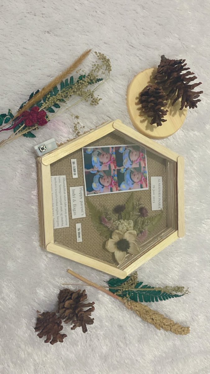 ikenduu's tweet photo. Hallooo  
Help rt yuk 🥰

Yg bingung mau carik kado untuk teman, sepupu, sahabat dll, 
Kita ada referensinya ya dears ✨
Hexagonal frame bebas mau request apapun itu, wedding, anniversary, biodata bayi, wisuda, dan bebas apapun ituu https://t.co/GqoG5C2YpI