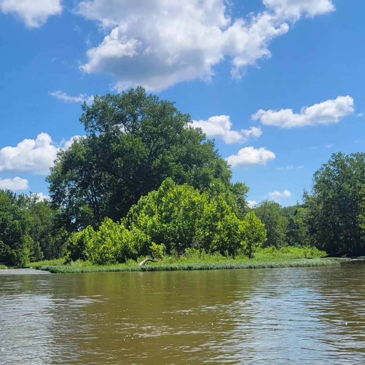 What an amazing day today! Went kayaking with my soccer team. And we all survived haha but really burnt. Well I am, next time I should wear my armor. Bet you can't tell which one is me???