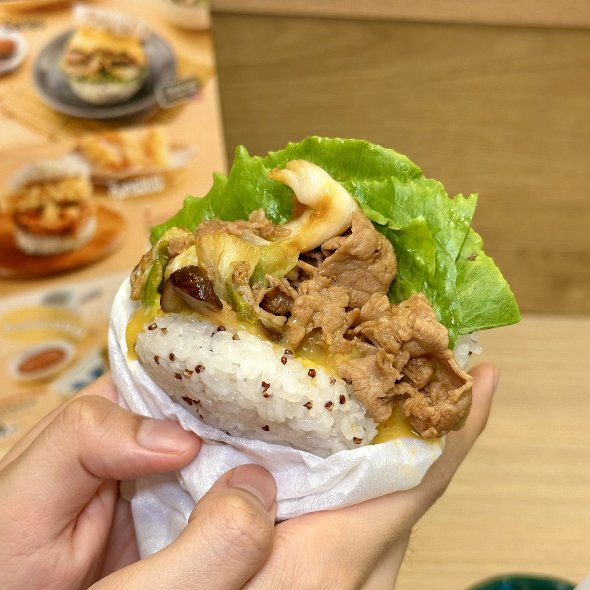 hungrybearrrr's tweet photo. แกรรร !! นี่คือเบอเกอร์ข้าวควินัว เนื้อล้นๆ แปลกใหม่แต่อร่อยมากกก ของ Mos Burger 

คือเค้าจะมีทั้ง เนื้อ หมู แล้วก็กุ้งเทมปุระ ตัวข้าวญี่ปุ่นผสมควินัวคือนุ่มละมุนสุดๆ

ราคา : 139 - 169
พิกัด : Mos Burger https://t.co/p7Qzy0o4AR