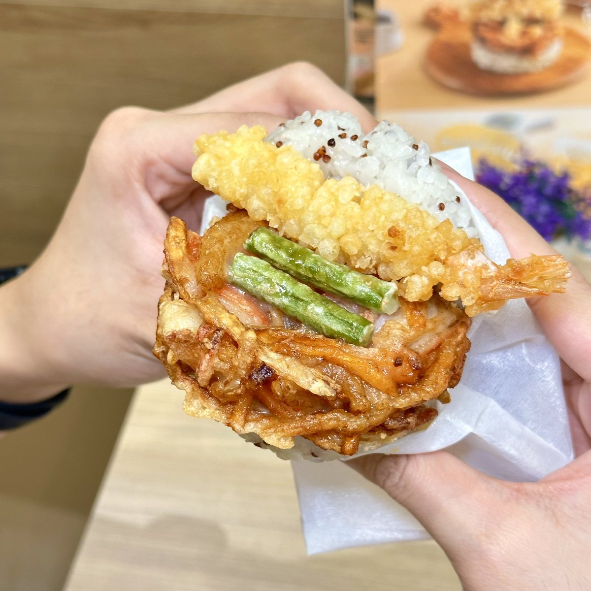 hungrybearrrr's tweet photo. แกรรร !! นี่คือเบอเกอร์ข้าวควินัว เนื้อล้นๆ แปลกใหม่แต่อร่อยมากกก ของ Mos Burger 

คือเค้าจะมีทั้ง เนื้อ หมู แล้วก็กุ้งเทมปุระ ตัวข้าวญี่ปุ่นผสมควินัวคือนุ่มละมุนสุดๆ

ราคา : 139 - 169
พิกัด : Mos Burger https://t.co/p7Qzy0o4AR