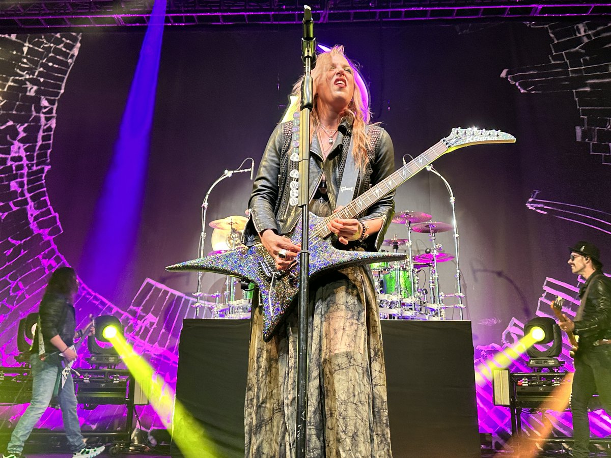 HRCasinoIndiana's tweet photo. Sunday night recap! Thank you Volbeat and Halestorm for rockin' Hard Rock Live stage tonight! 🤘🎸Comment below with your favorite 📷 of the night❗
#hrcnilive #hrcni #volbeat #halestorm https://t.co/B4ZXEEpwQu