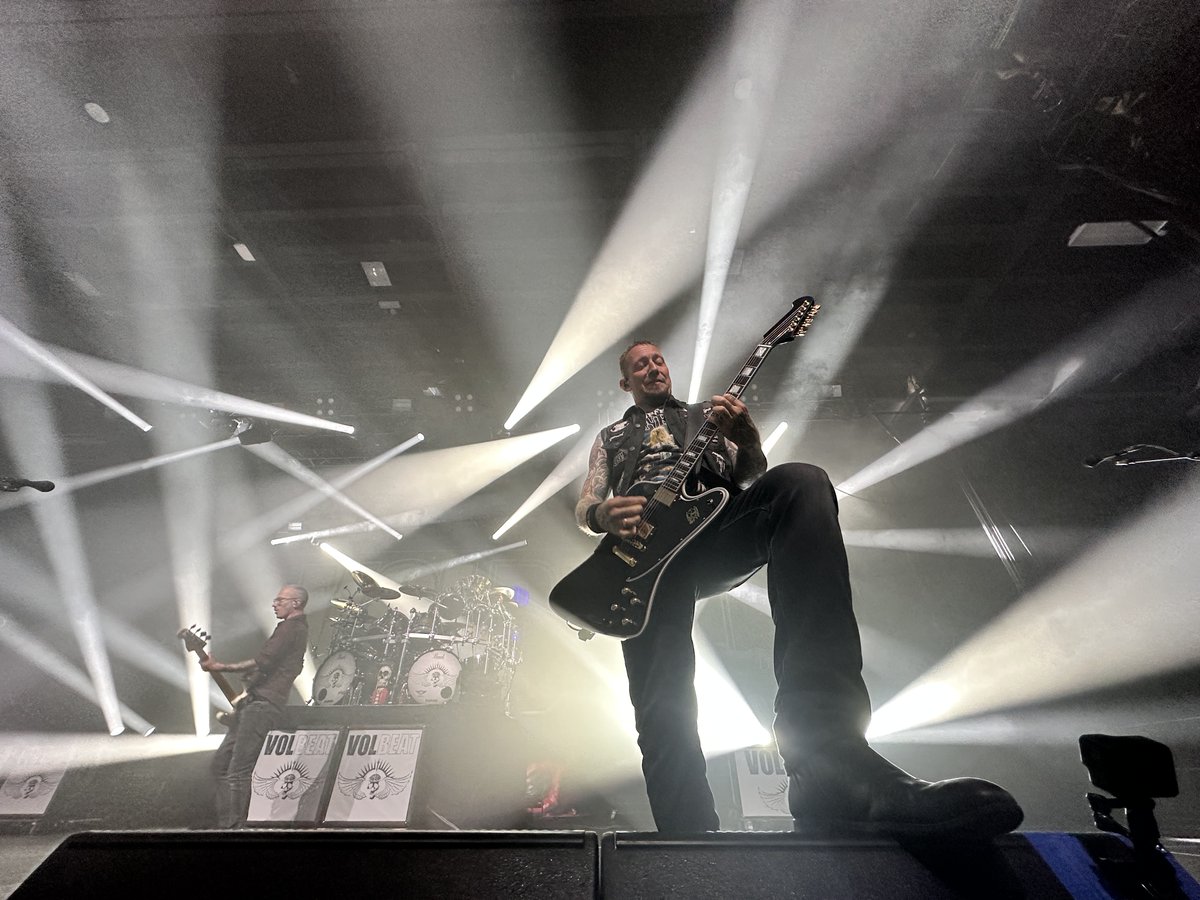 HRCasinoIndiana's tweet photo. Sunday night recap! Thank you Volbeat and Halestorm for rockin' Hard Rock Live stage tonight! 🤘🎸Comment below with your favorite 📷 of the night❗
#hrcnilive #hrcni #volbeat #halestorm https://t.co/B4ZXEEpwQu