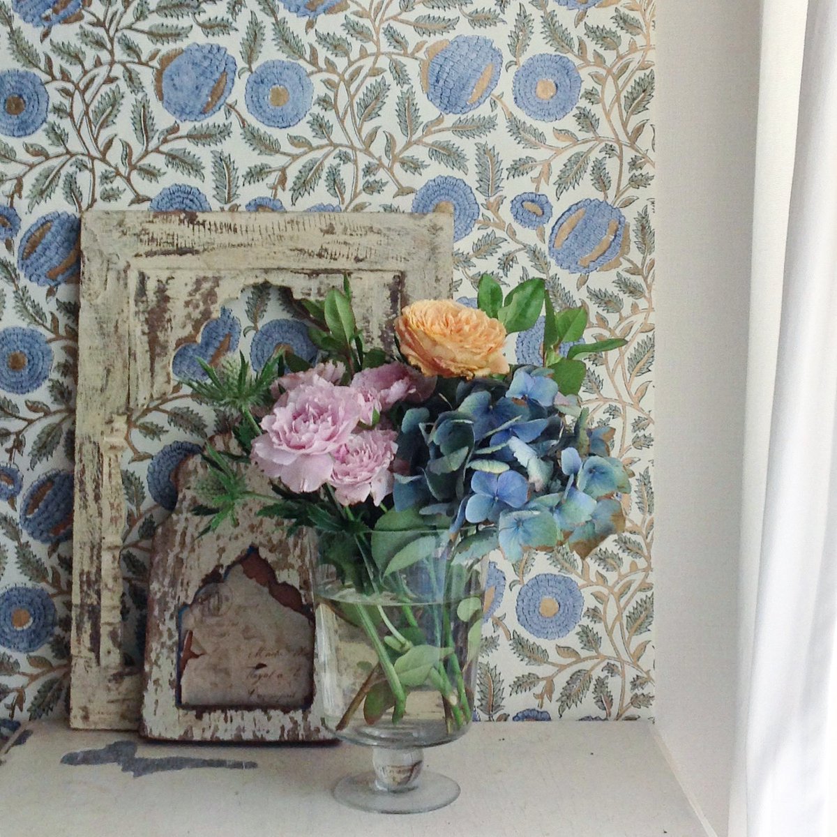 suh03071120's tweet photo. 久々に薔薇を。
家での作業が多いから、今のところ部屋は涼しいので出来るだけ保って欲しい。。 https://t.co/yuIN89lctN