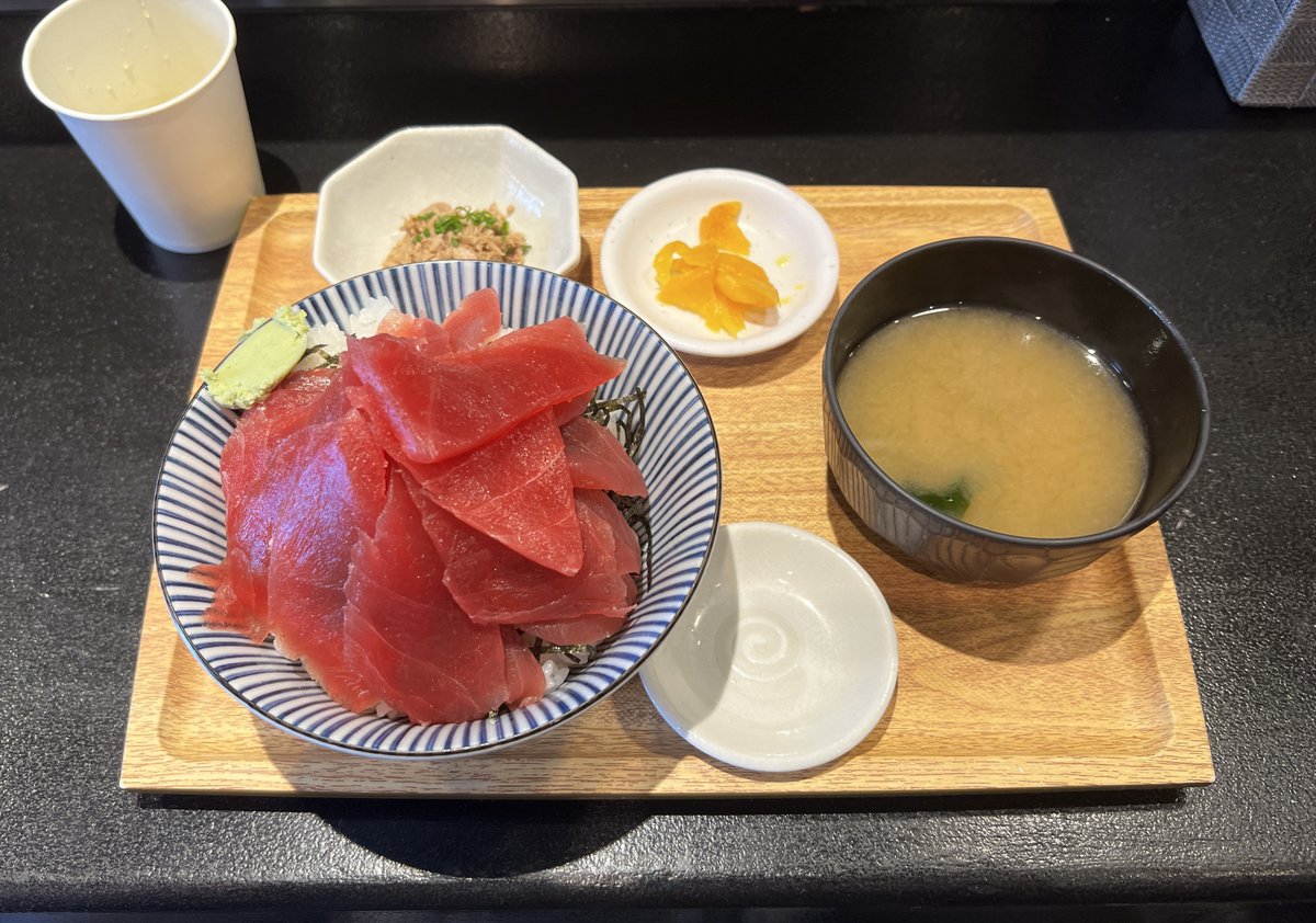 797binbo's tweet photo. #神田 #kanda #tokyo
#恵み #megumi
鉄火丼 特盛
シャリが足りなくなるくらい大きく大量の赤身鮪
旨味もしっかりしていて美味しい
#ランチ #昼飯 #Lunch #定食 #SetMeal
#まぐろ #LeanTuna #toofull
#TunaSashimiRiceBowl https://t.co/Seoq34nHGd