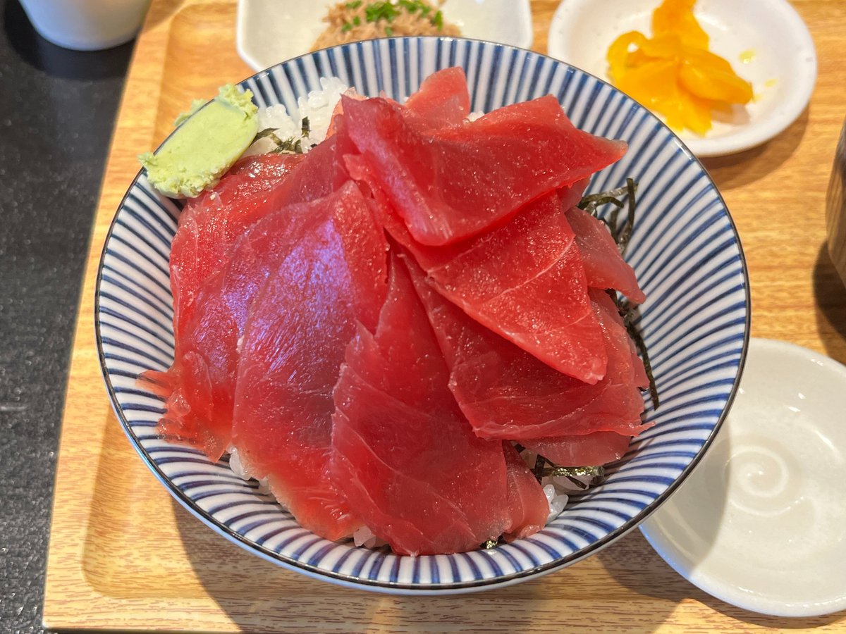 797binbo's tweet photo. #神田 #kanda #tokyo
#恵み #megumi
鉄火丼 特盛
シャリが足りなくなるくらい大きく大量の赤身鮪
旨味もしっかりしていて美味しい
#ランチ #昼飯 #Lunch #定食 #SetMeal
#まぐろ #LeanTuna #toofull
#TunaSashimiRiceBowl https://t.co/Seoq34nHGd