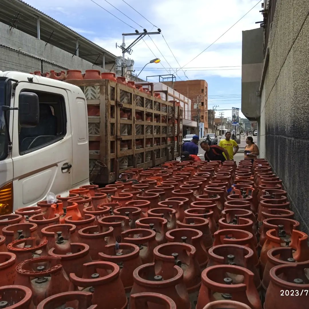 #30Julio
#VenezuelaTierraProductiva

@PCCaracas1x10 desde el Sector Guaraguao Edo. Nva. Esparta Municipio Mariño se efectuó distribución de GLP @gas_comunal, logrando atender más, 400 familias gracias a las políticas de nuestro gobierno nacional.

@NicolasMaduro