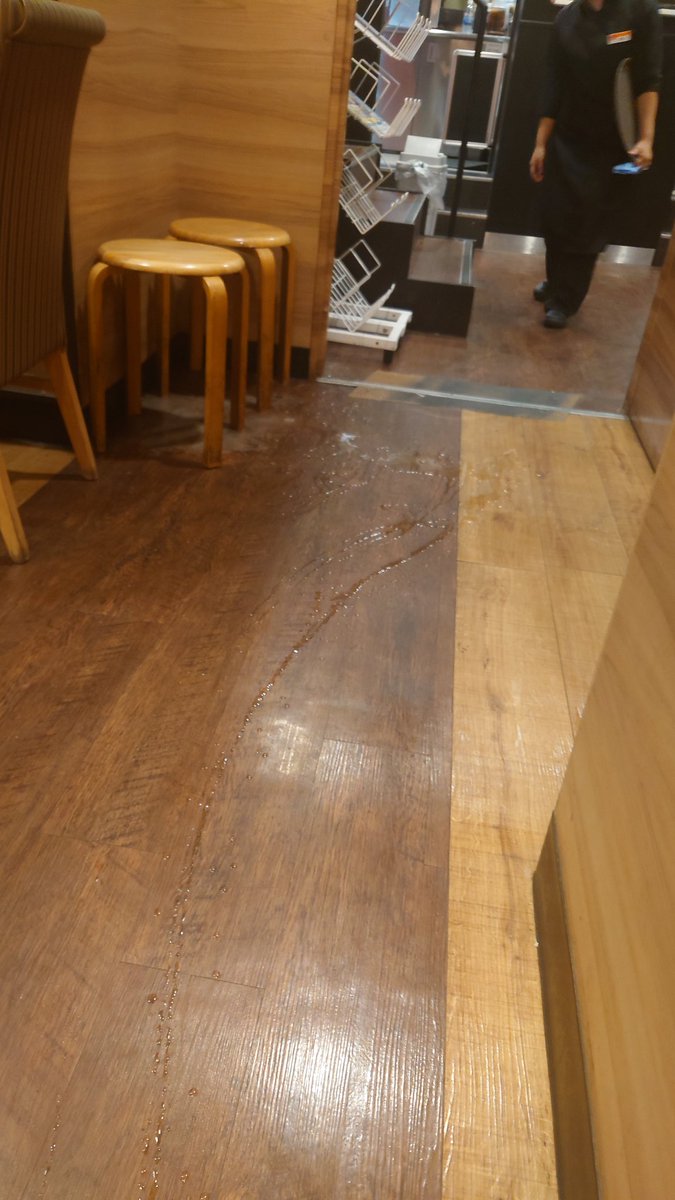 Kakiaraara's tweet image. ガストの配膳ネコ、盛大にビールこぼしてるけど、すごい誇らしげな顔してて本当に良かった。