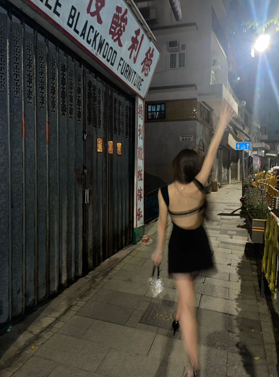 wong_0603's tweet photo. 先週末、お姉さんたちとバーで楽しい夜を過ごしました！🍸💃 少し酔っ払って、眩しい街を散歩しました。笑顔と笑い声で街が明るく輝き、まるで夜の街が私たちのステージのようでした。#週末の夜 #酔っ払い #夜の散歩 https://t.co/aKtpaSUTqJ