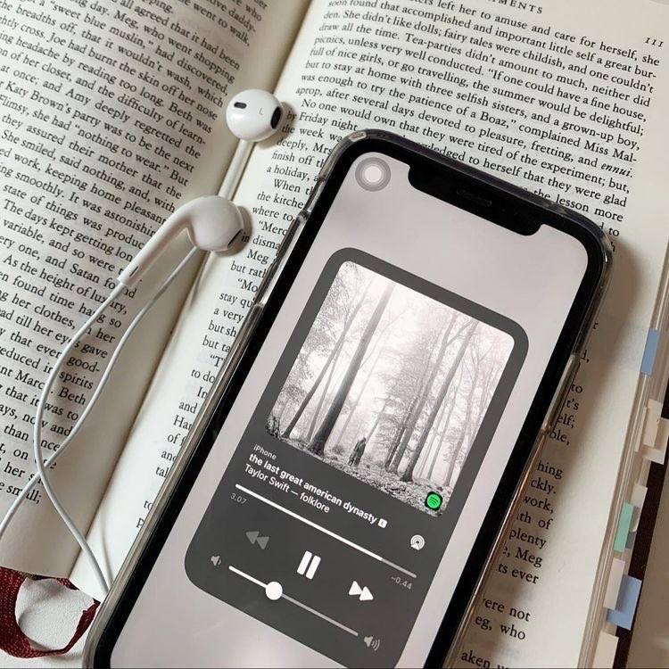 lynnsreadss's tweet photo. hi! i’m lynn, kinda new to #booktwt looking for moots! ˚➶ ｡˚ 

favorite genres 
• romance 
• fantasy 
• dark romance 
• young adult 
• retellings 
(anything with romance in it) 

tropes 
• grumpy/sunshine 
• found family 
• enemies to lovers 
 
pls like &amp; rt to be moots https://t.co/9ZOzM7EobA